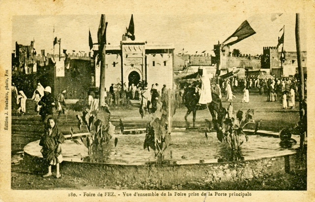 002 Vue prise de la porte d'entrée