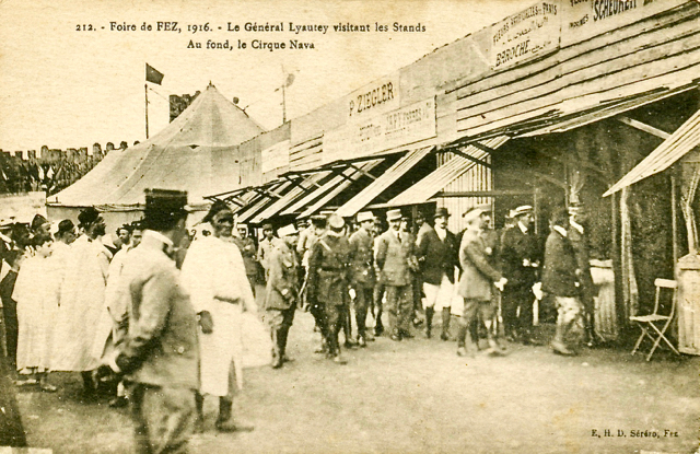 011-b Lyautey visite stands