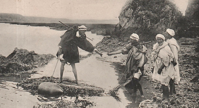 945_001_cpa-le-maroc-illustre-typesde-rekkas-courriers-marocains-passant-un-oued-schmitt (1)
