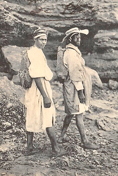 989_001_maroc-rekkas-marocains-assurant-le-transport-des-lettres-dans-l-interieur (1)