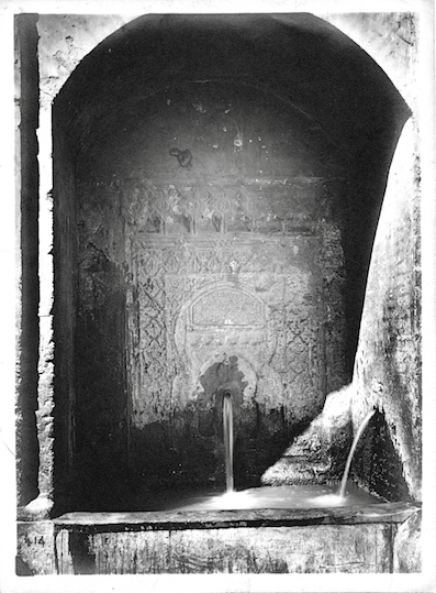 Fontaine aux fleurs de Lys 414