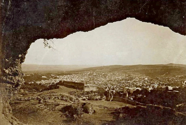Fès vue d'une grotte