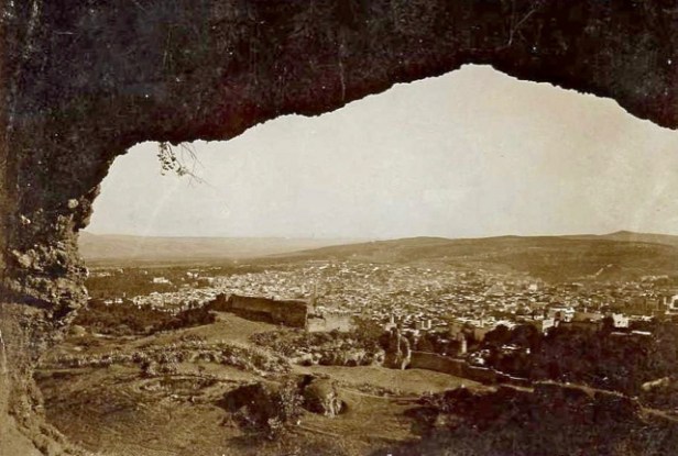 Fès vue d'une grotte